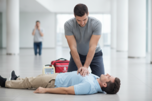 Leia mais sobre o artigo Passo a Passo da RCP: O Guia Urgente de Compressões Torácicas para Salvar Vidas e Fazer o Coração Bater Até o Socorro Chegar
